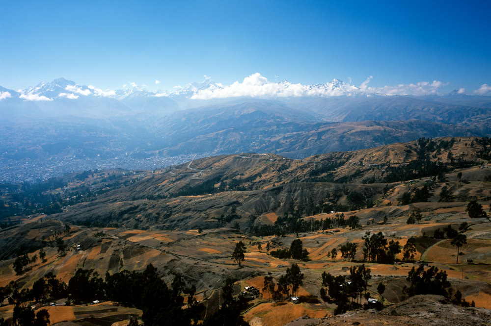 Notre acclimatation se fait au dessus de Huaraz, dans la Cordillère Noire. Nous partons de Hualon à 3700 mètres (la photo a été prise à proximité) pour monter à Punta Callan à 4225 mètres. La Cordillère Blanche de l'autre côté de la vallée nous offre ses 6000 enneigés.<br />Prise de vue : 13/07/08, 10h12