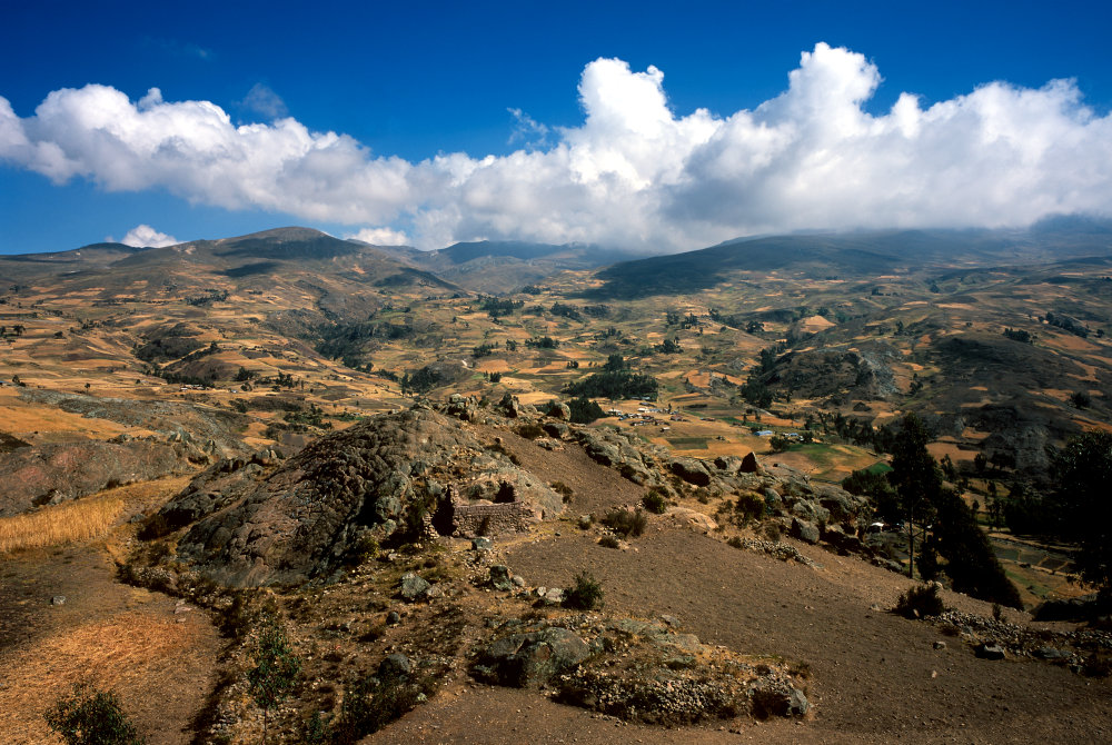 On voit beaucoup d'habitations et de champs cultivés à cette altitude à proximité de Huaraz. Toute la journée, nous croiserons des gens (ce qui changera de la cordillère, objet de notre trek) dont certains s'adonnaient même à un match officiel de football à 4000 mètres d'altitude.<br />Prise de vue : 13/07/08, 14h35