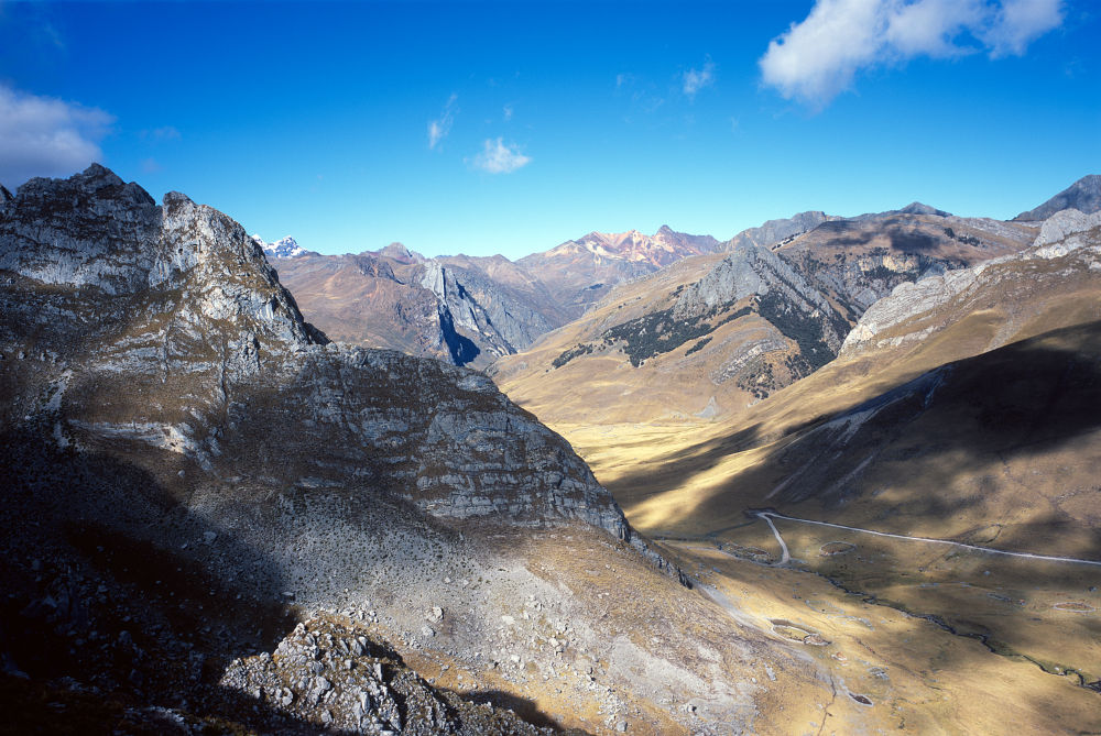 Notre première montée nous permet d'avoir une vue plongeante sur notre campement de la nuit. On peut déjà mesurer notre effort à l'arrivée où le manque d'oxygène se fait sentir. On peut deviner au loin, au niveau du sommet rougeâtre, la mine qui est le lieu de destination de la piste où passent les camions que nous avons pu croiser.<br />Prise de vue : 15/07/08, 09h10