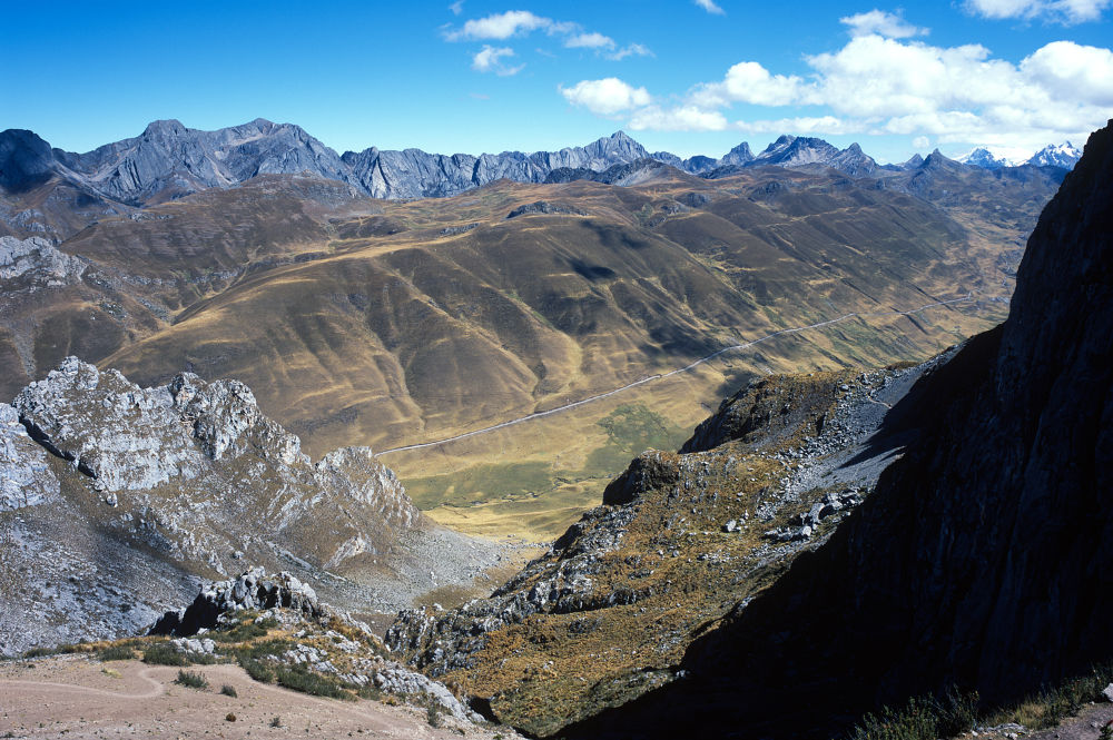 Un dernier regard depuis le col de Cacanán Punta à 4690 mètres vers la vallée par laquelle nous sommes arrivés et il ne reste plus qu'à plonger de l'autre côté.<br />Prise de vue : 15/07/08, 10h35