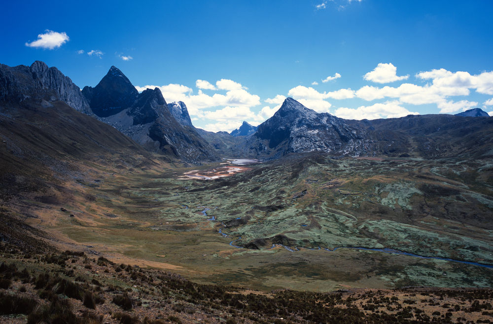 La Cordillère regorge de minéraux au point de colorer l'eau de la Laguna Pucacocha avec l'oxyde de fer. On peut voir les enclos qui servent à garder les bêtes ; ils sont faits en pierre et nous en verrons tout le long de notre parcours.<br />Prise de vue : 15/07/08, 11h45