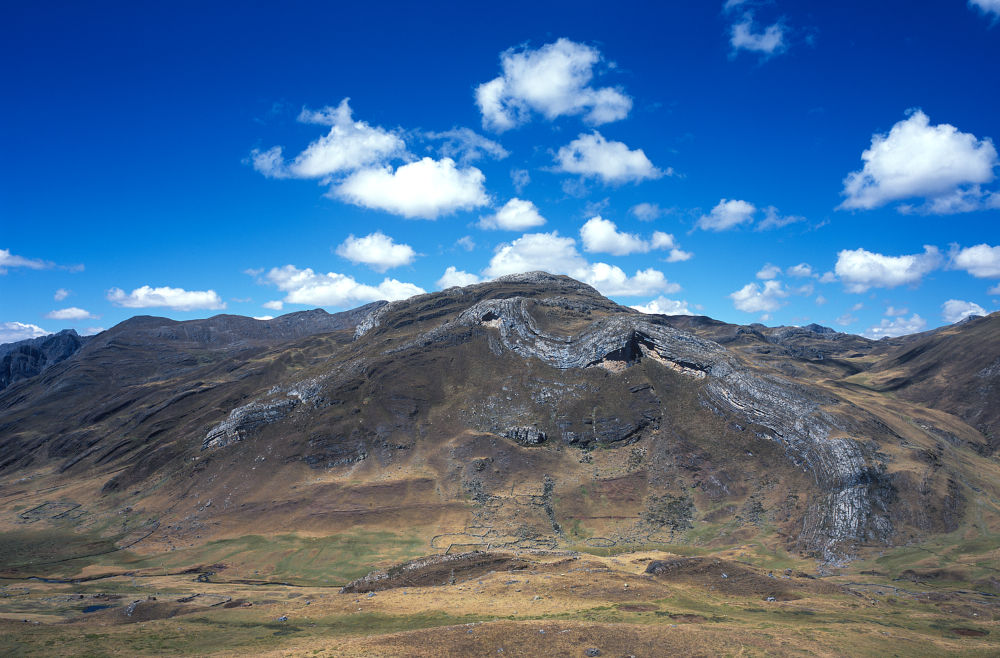 Nous trouvons de nouveau des enclos sous une formation géologique qui montre comment la nature a été torturée pour aboutir à cette forme. Ces enclos sont comme les champs, en pente ; les paysans péruviens semblent infatigables et travaillent dans des conditions très difficiles.<br />Prise de vue : 15/07/08, 12h35