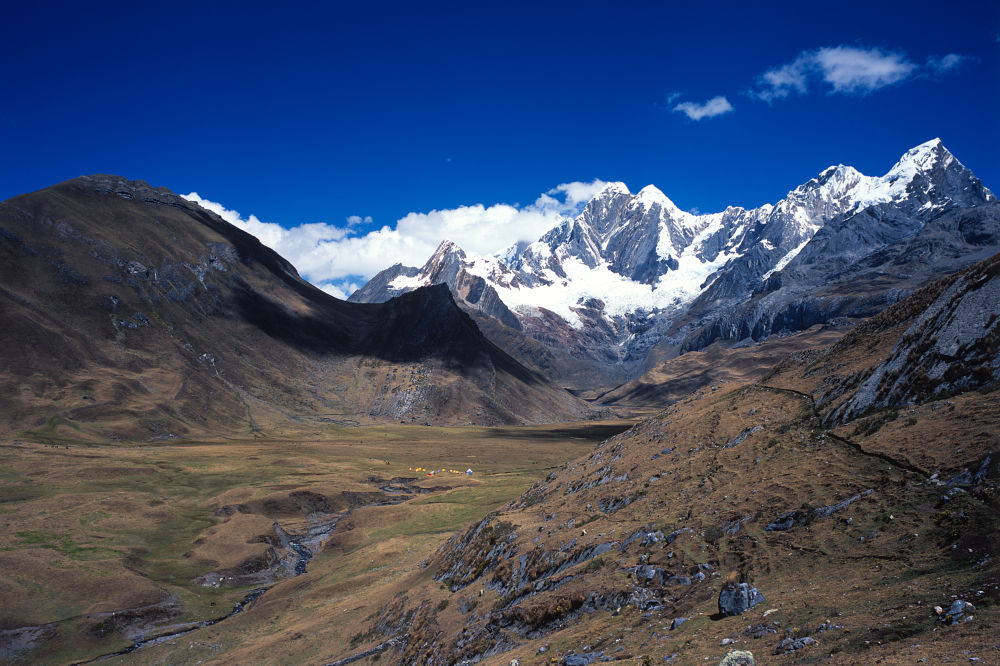 Le Jirishanca (6094 mètres) à gauche et le Mituraju (5750 mètres) à droite surplombent la Laguna Mitococha que nous allons bientôt découvrir. Notre camp nous attend, déjà prêt.<br />Prise de vue : 15/07/08, 13h00