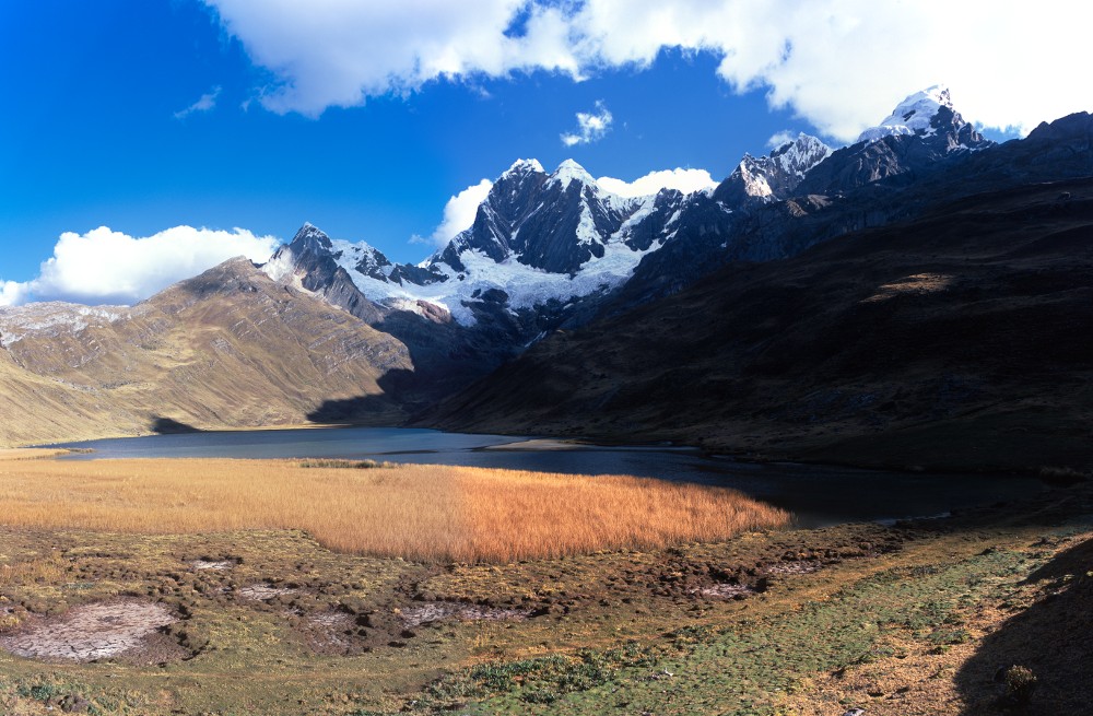 La Laguna Mitococha nous montre que nous sommes en saison sèche. Il ne nous reste plus qu'à nous installer à notre camp et profiter du paysage.<br />Prise de vue : 15/07/08, 16h30