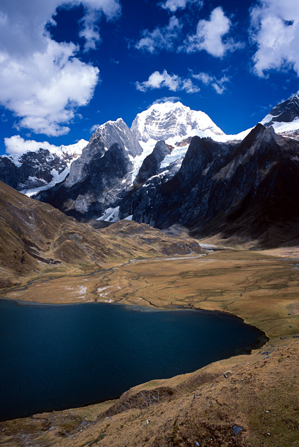 Après une longue marche en passant par le col de Carhuac ou Yanapunta (4640 m), une dernière petite montée nous amène au devant de notre premier joyau du voyage, la Laguna Carhuacocha au pied de Siula Grande (6344 m).<br />Prise de vue : 16/07/08, 11h30