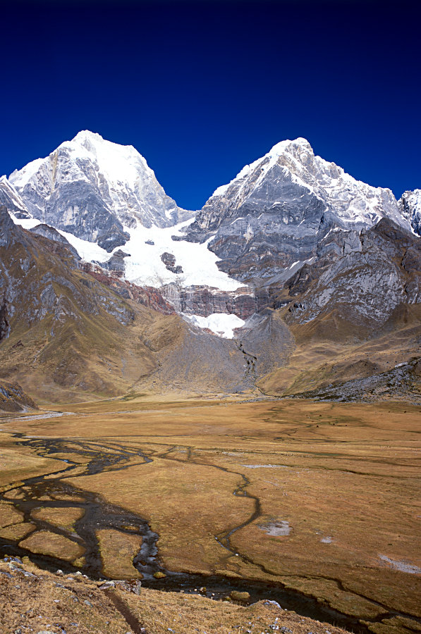 On peut voir ici le travail de sape et d'usure des glaciers avec le cône de déjection au bas des 2 Yerupaja.<br />Prise de vue : 17/07/08, 09h00