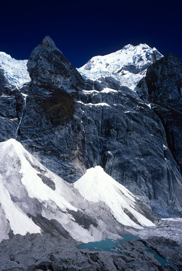 Encore un joyau que nous découvrons au dernier moment. Nous sommes sur une moraine qui surplombe la Laguna Siula (4290 m) (qui est derrière nous) d'un côté et la Laguna Granjablanca (4245 m) de l'autre dont on voit le début au pied de Siula Grande.<br />Prise de vue : 17/07/08, 10h50