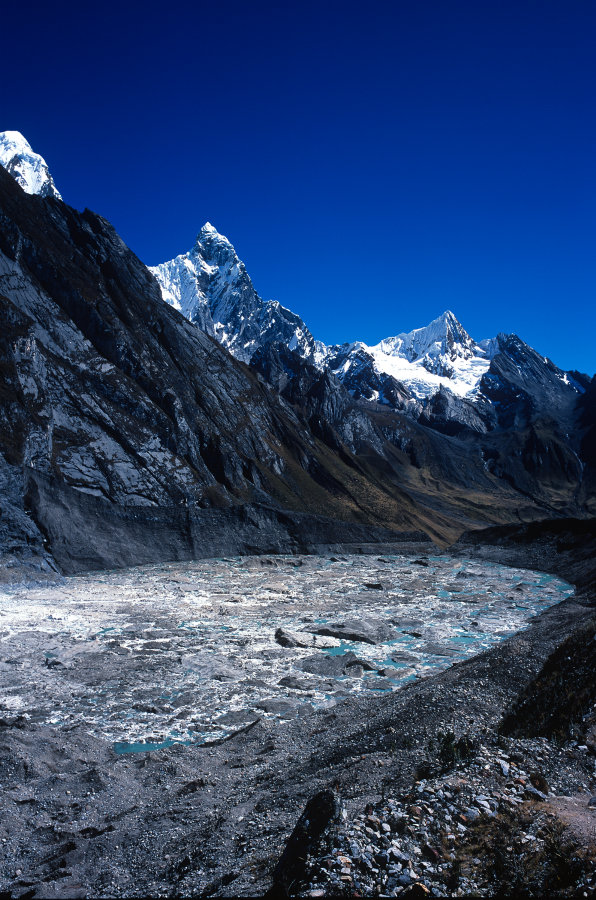 La Laguna Granjablanca (4245 m) au pied des montagnes ; cette dernière est composée des blocs détachés du glacier, tant en pierre qu'en glace. Le sommet au milieu est le Jirishanca (6094 m) et à droite, c'est le Jirishanca Chico (5446 m).<br />Prise de vue : 17/07/08, 10h55