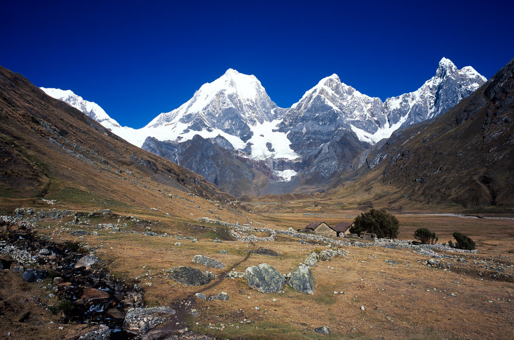 En quittant définitivement la Laguna Carhuacocha, nous croisons de nouvelles habitations. La vie est rude dans ces montagnes pour ses habitants : pas d'école, pas d'hôpital à moins d'un jour de marche à cheval, ... mais que le spectacle est grandiose. Est-ce que cela compense la rudesse de la vie ?<br />Prise de vue : 18/07/08, 06h35