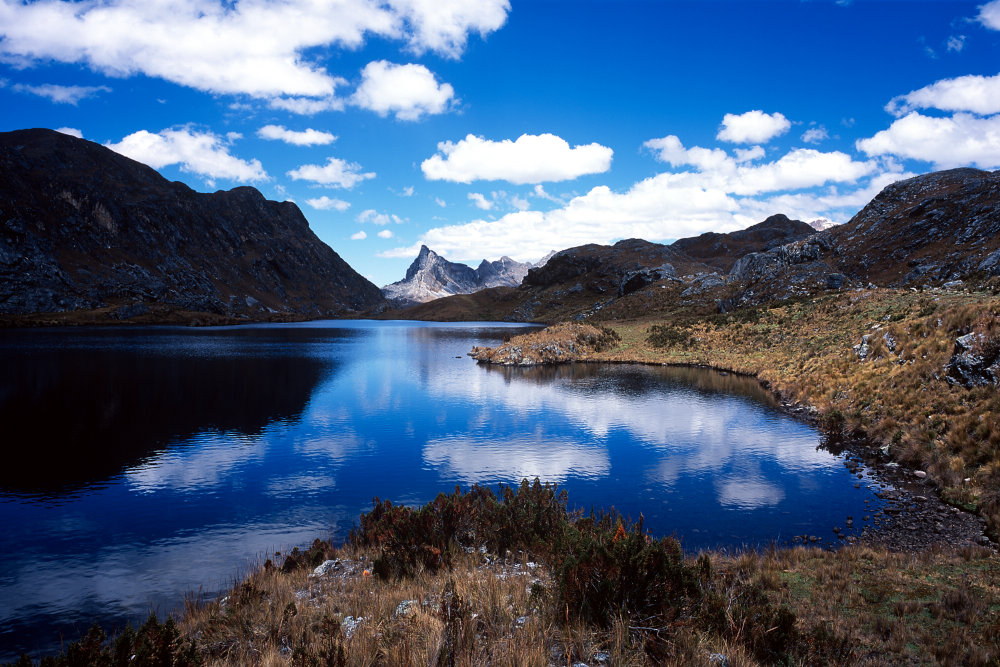 Nous nous sommes un peu éloignés des sommets de la cordillère afin de prendre une vallée passant par la Punta Carnicero (4600 m) et débouchant sur la Laguna Chocopatocha ; nous profiterons encore des soins attentifs de notre cuisinier pour faire un bon repas au bord du lac.<br />Prise de vue : 18/07/08, 12h05