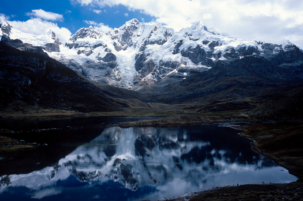 Au bord de la Laguna Carnicero (4441 m) où s'ébattent des oiseaux, nous admirons les reflets du glacier et du Carnicero (5960 m) qui est dominé en arrière-plan par le Sarapo (6127 m).<br />Prise de vue : 18/07/08, 13h30