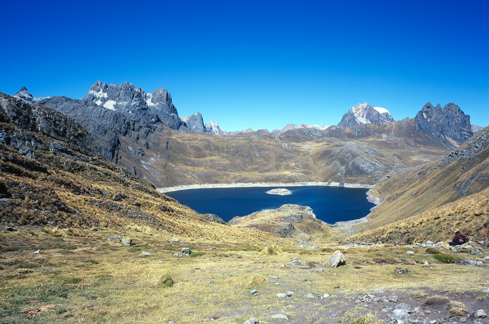 Après avoir passé le col de Puertachello de Huayhuash (4785 m), nous arrivons à la Laguna Viconga (4493 m) auprès de laquelle, notre guide passe comme nous un moment à admirer le lac.<br />Prise de vue : 19/07/08, 11h40