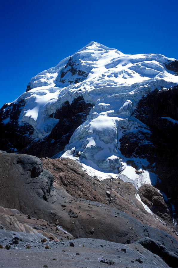 Nous arrivons à notre premier col à 5000 m, dominé par le Cuyoc (5550 m). Le contraste est saissant entre le sol lunaire sur lequel nous marchons et ce grand glacier au dessus de nous.<br />Prise de vue : 20/07/08, 10h40