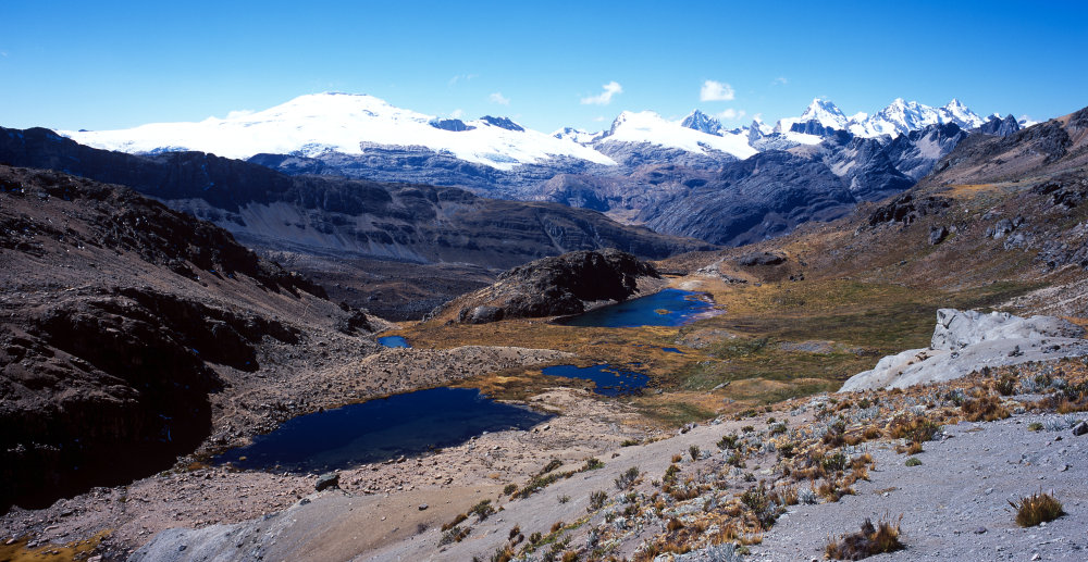 Au pied du Cuyoc (5550 m) se trouvent quelques lacs sans nom que nous laissons derrière nous.<br />Prise de vue : 20/07/08, 10h40