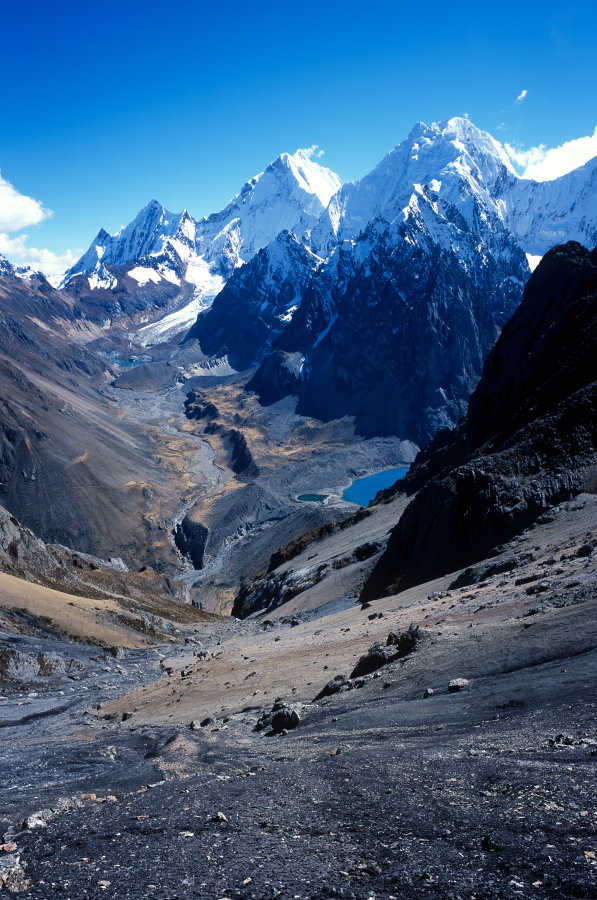 La descente est très raide jusqu'au hameau de Ogomina en bas. Notre camp sera établi dans la vallée en face, les muletiers ayant choisi ce jour-là une autre vallée pour rejoindre notre destination. Le chemin était trop difficile pour les ânes.<br />Prise de vue : 21/07/08, 10h20