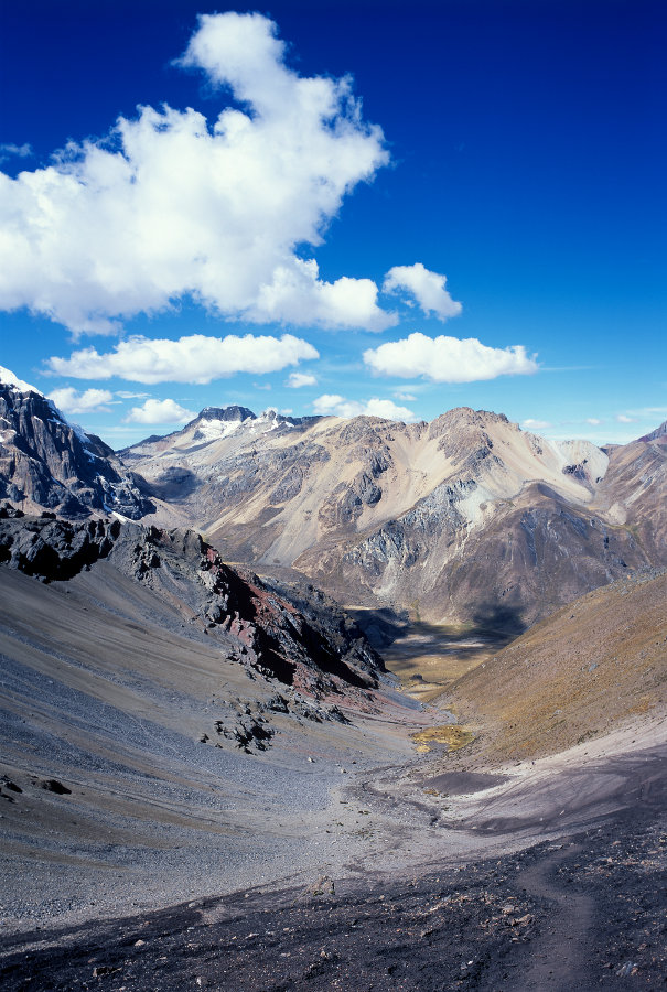 Notre campement précédent se trouvait dans la vallée en bas ; le paysage est encore une fois très aride, aucune végation ne poussant en haut du col.<br />Prise de vue : 21/07/08, 10h20