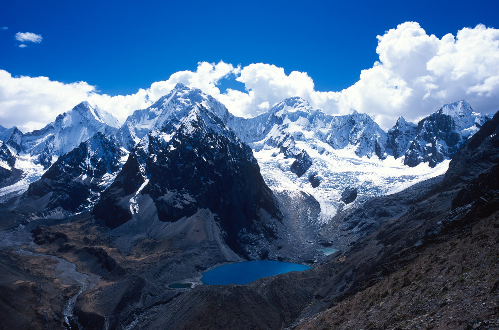 En descendant, nous apercevons mieux la Laguna Jurau (4343 m) entourée de 2 petits lacs verts et dominée par le Sarapo (6127 m) et le Carnicero (5960 m).<br />Prise de vue : 21/07/08, 11h40