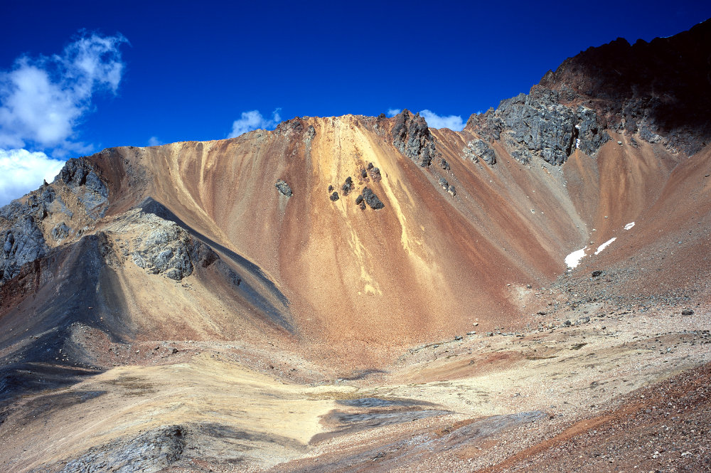 La montée vers notre plus haute altitude est très difficile pour certains d'entre nous, dont moi ; la montée finale est pénible : la fatigue accumulée et l'altitude rendent les efforts très difficiles. Cependant, en arrivant au col, Paso Sarapo (marqué Seria Punta sur ma carte) (5150 m), le spectacle est à la hauteur avec le contraste de couleurs entre les deux versants du col.<br />Prise de vue : 22/07/08, 11h20