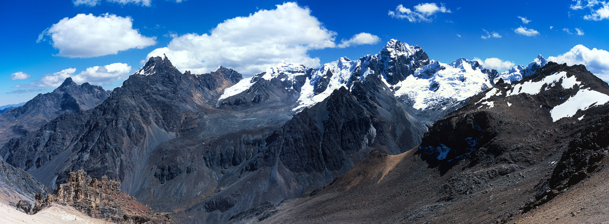 Enfin, notre plus haute altitude, 5150 mètres au Paso Sarapo (marqué Seria Punta sur ma carte). Nous ne nous attarderons pas en haut mais nous en profiterons pour admirer le paysage qui s'étend devant nous : face à nous, nous avons le Tsacra et ses différents sommets et à droite nous avons Rasac Punta. La descente est difficile et nos guides prennent soin de nous. Cependant, une partie se fait dans une poudreuse de sable et on a l'impression de descendre en raquette, tout en souplesse. La montée est déjà loin derrière avec ce moment inoubliable et surprenant.<br />Prise de vue : 22/07/08, 11h40