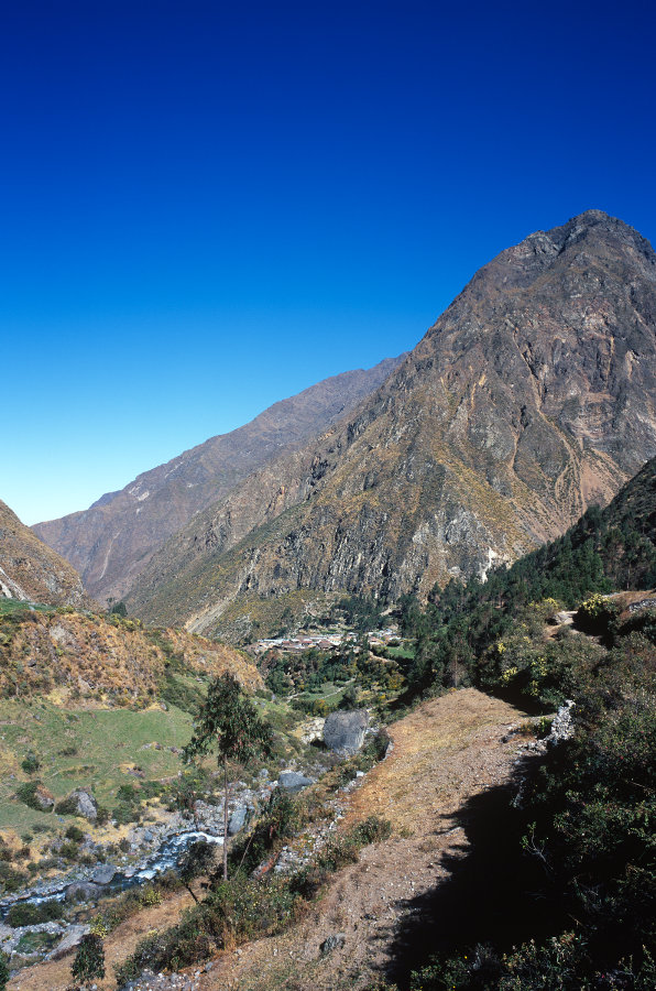 Notre chemin nous amène au seul village de la Cordillère : Huayllapa ; grâce à l'eau puisée plus haut, le village dispose de l'électricité quelques heures par jour.<br />Prise de vue : 23/07/08, 09h30