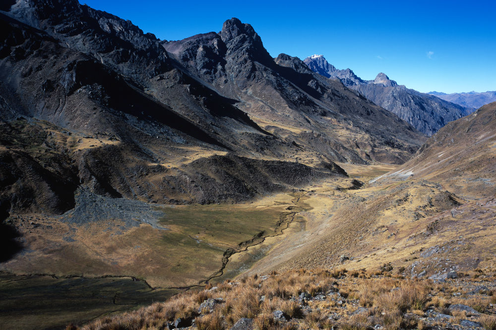 Vue sur la vallée qui nous conduit de Huayllapa au col de Tapush Punta (4750 m).<br />Prise de vue : 24/07/08, 09h05