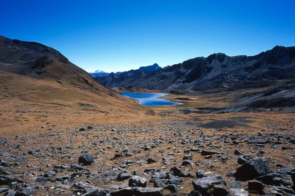 Le col de Tapush Punta (4750 m) est très aride et la vue de la Laguna Susucocha est un plaisir des yeux.<br />Prise de vue : 24/07/08, 10h30