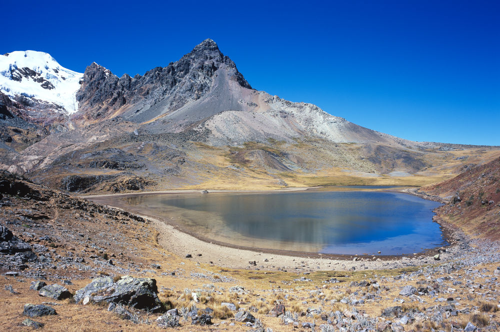 La Laguna Susucocha est au pied du Tapush (5223 m) et du Raju Collota ou Diablo Mudo (5350 m) à gauche.<br />Prise de vue : 24/07/08, 11h05