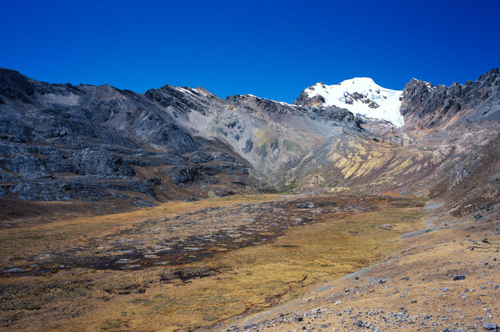 Un peu au-delà de la Laguna Susucocha, une vallée typique en couleurs de notre journée.<br />Prise de vue : 24/07/08, 11h15