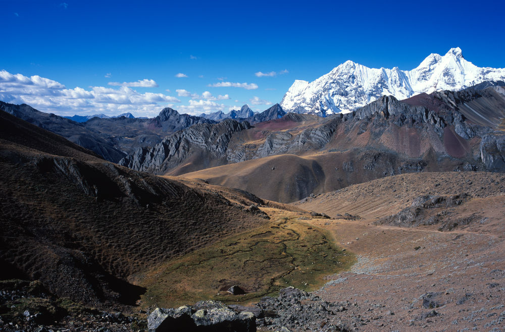 Nous avons passé le col de Yaucha Punta (4847 m) et nous nous dirigeons vers notre campement de la Laguna Jahuacocha (4066 m). Nous revenons maintenant sur les faces Ouest du Rondoy (5870 m) et du Jirishanca (6094 m).<br />Prise de vue : 24/07/08, 15h20