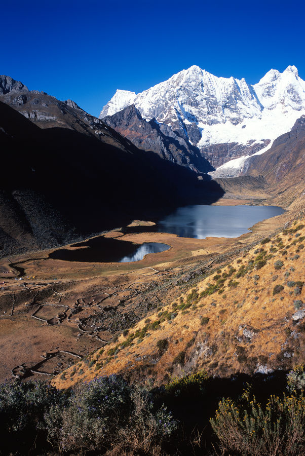 Ce sera notre dernier joyau du trek atteint après 9 heures de marche. Au détour de notre chemin, nous nous trouvons face à la Laguna Jahuacocha (4066 m), sur fond du Rondoy (5870 m) et du Jirishanca (6094 m).<br />Prise de vue : 24/07/08, 16h45