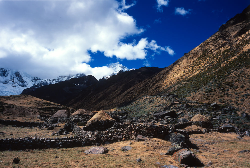 Le terme est proche, nous rejoindrons demain Llamac à pied avant de revenir sur Huaraz en mini-bus, et ce sera mon dernier souvenir photographique du trek : quelques habitations de Incahuain prises lors de notre journée de repos.<br />Prise de vue : 25/07/08, 10h45