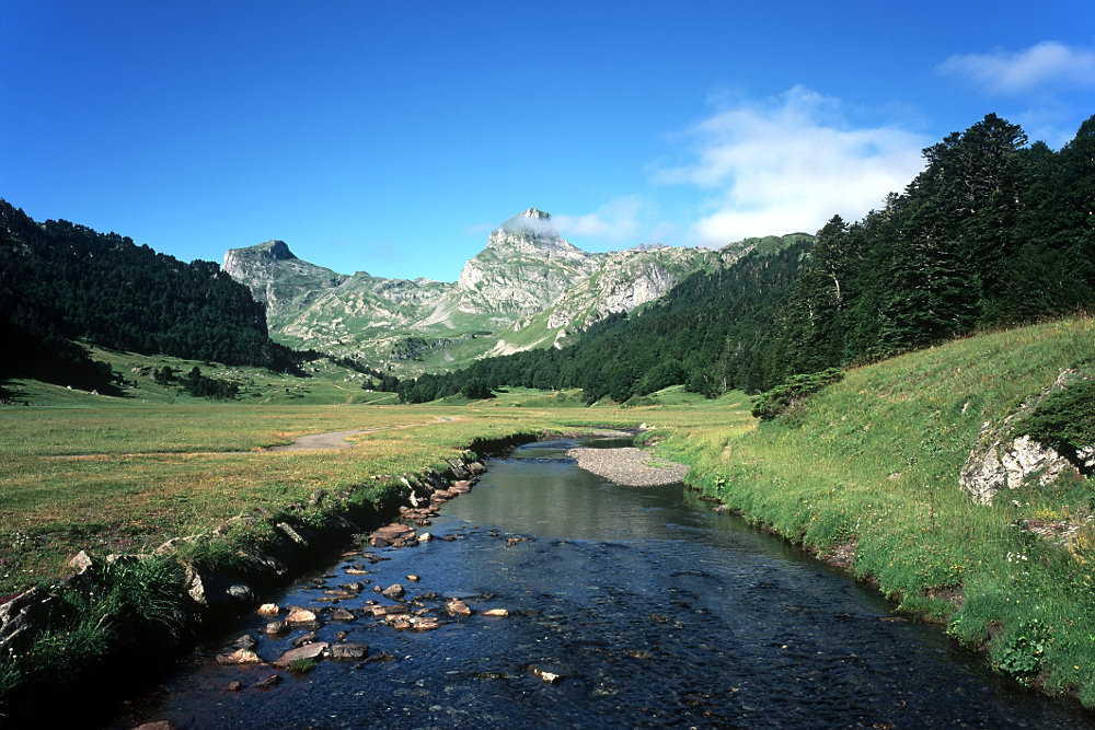 Entrée dans le parc National au dessus du barrage de Bouis-Artigues ; destination la frontière espagnole au col d'Astu.<br />Prise de vue : 08/07/09, 09h40