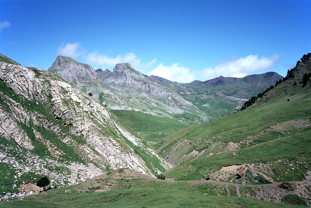 Dans le vallon de Baigt de Houer, nous apercevons en partie notre destination du soir à l'opposée de notre direction actuelle.<br />Prise de vue : 08/07/09, 12h03