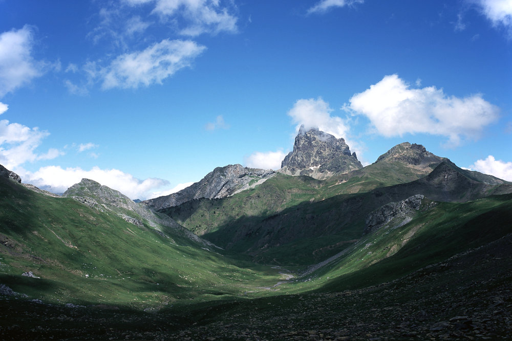 En remontant dans le vallon, le pic du Midi d'Ossau se couvre de nuages.<br />Prise de vue : 08/07/09, 14h34
