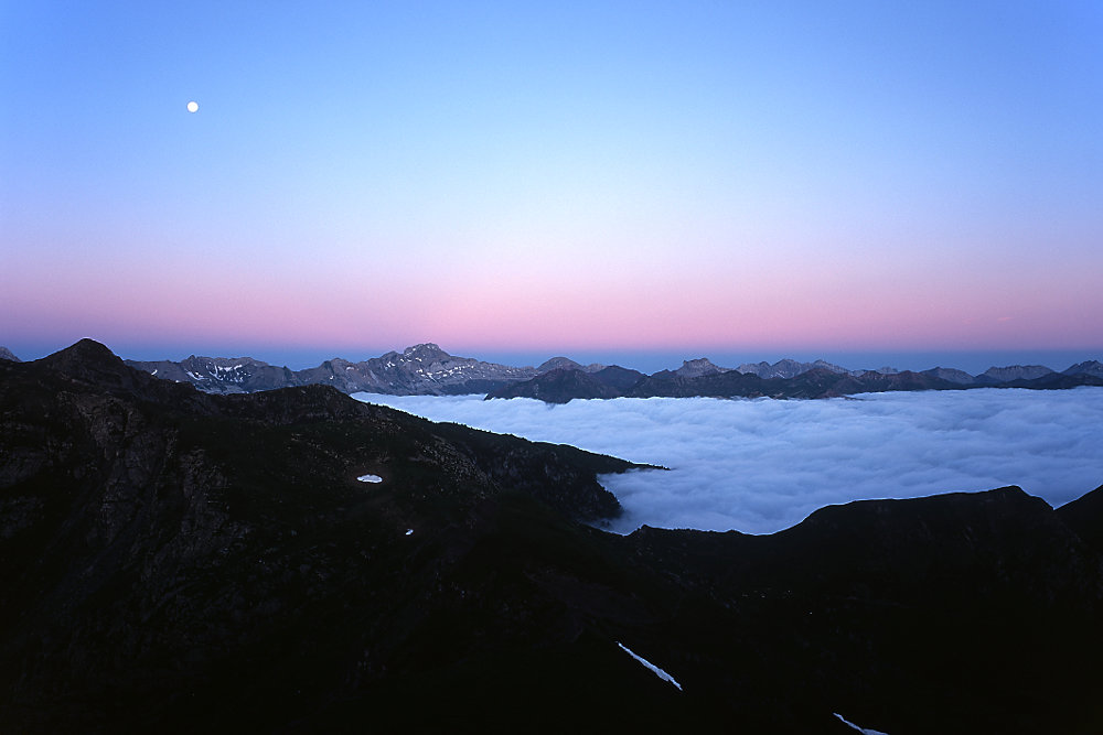 La vallée d'Aspe sous la mer de nuages entre le coucher de la lune et le lever de soleil.<br />Prise de vue : 09/07/09, 06h15
