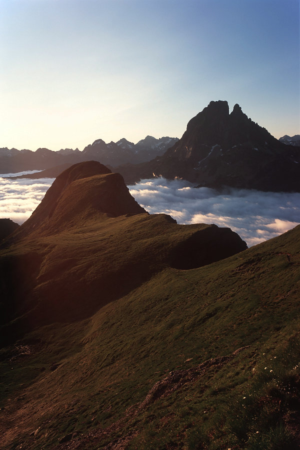 Le pic du Midi d'Ossau en ligne de mire de la crête depuis le pic d'Ayous ; des isards viendront se réchauffer peu de temps après en profitant des premiers rayons de soleil.<br />Prise de vue : 09/07/09, 07h00