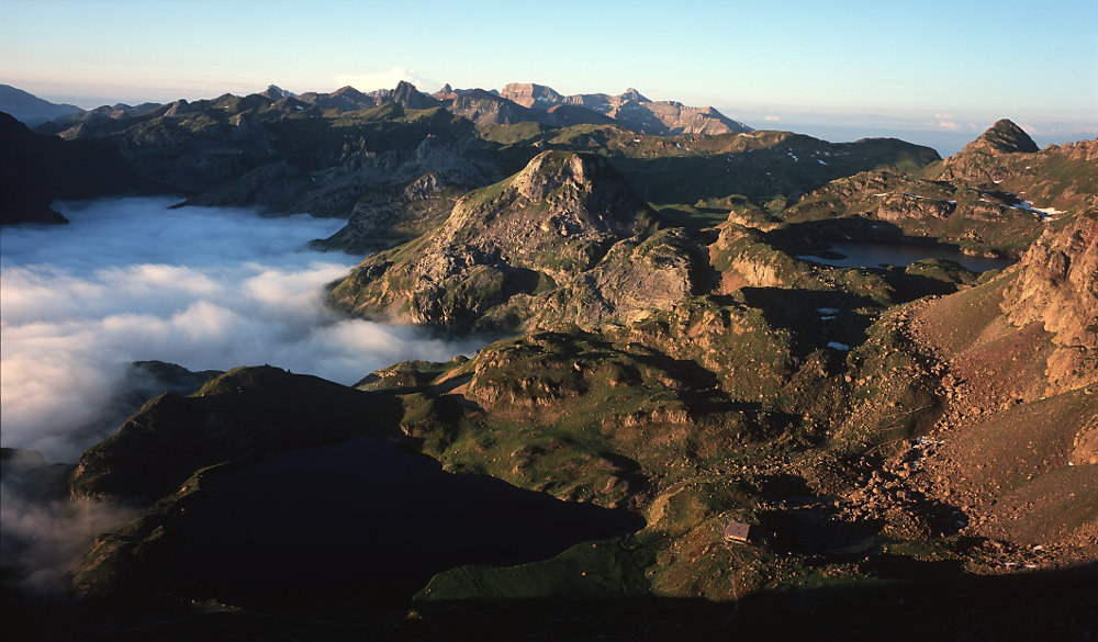 Vue plongeante sur le refuge et les lacs Gentau et Bersau, les lacs du Miey et Roumassot sont perdus sous les nuages.<br />Prise de vue : 09/07/09, 07h05