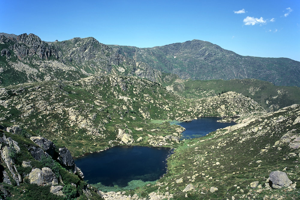 Depuis la cabane du berger, on aperçoit deux des étangs de Neych du côté du Pas de l'Âne avec au fond le col qui va vers l'étang de Gnioure.<br />Prise de vue : 13/07/09, 12h32