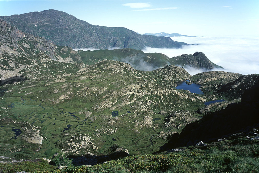 En montant vers l'étang des Redouneilles des Vaches, un dernier regard vers les étangs de Neych.<br />Prise de vue : 14/07/09, 09h41