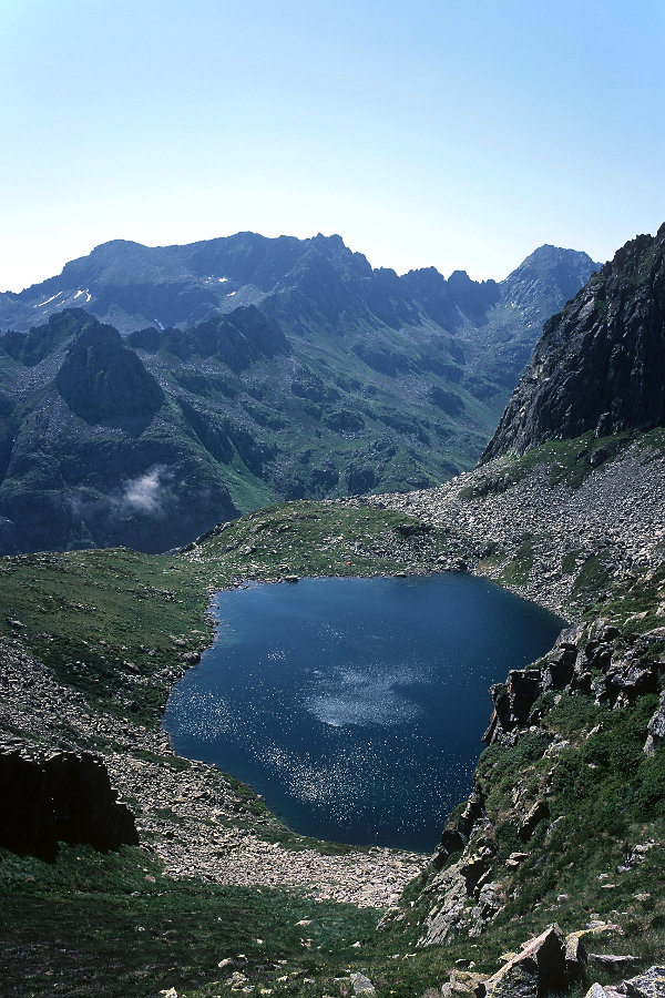 En venant des étangs de Neych, vue plongeante sur l'étang des Redouneilles des Vaches depuis le col.<br />Prise de vue : 14/07/09, 11h18