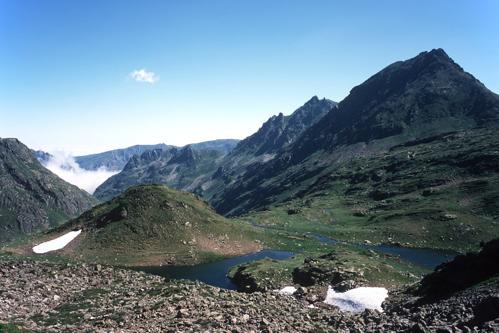 En montant vers le Port de Siguer, les petits étangs situés sous l'étang Blaou.<br />Prise de vue : 15/07/09, 11h15