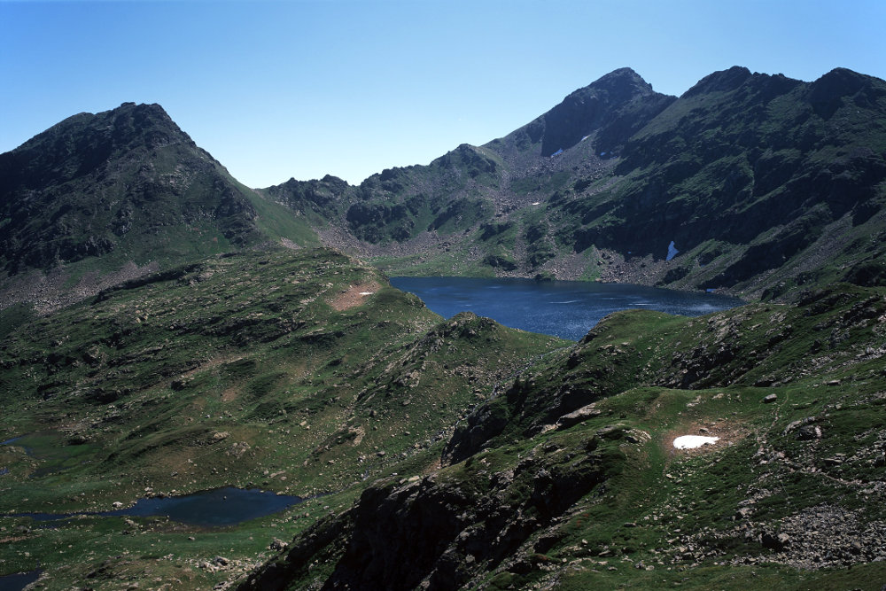 À la frontière espagnole, vue sur l'étang Blaou et les petits étangs du dessous.<br />Prise de vue : 15/07/09, 11h50