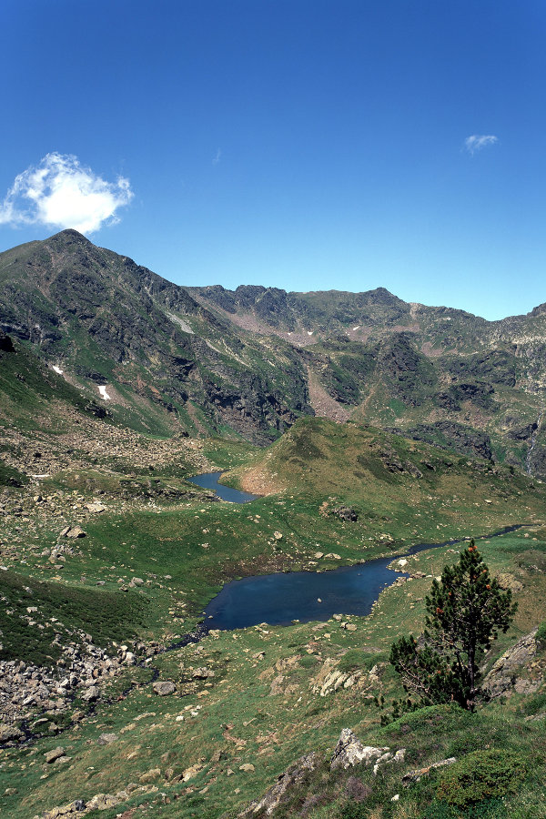 Toujours depuis l'étang Blaou, un regard vers le domaine d'Arsène, là-bas du côté des étangs de Llassiès.<br />Prise de vue : 15/07/09, 13h38