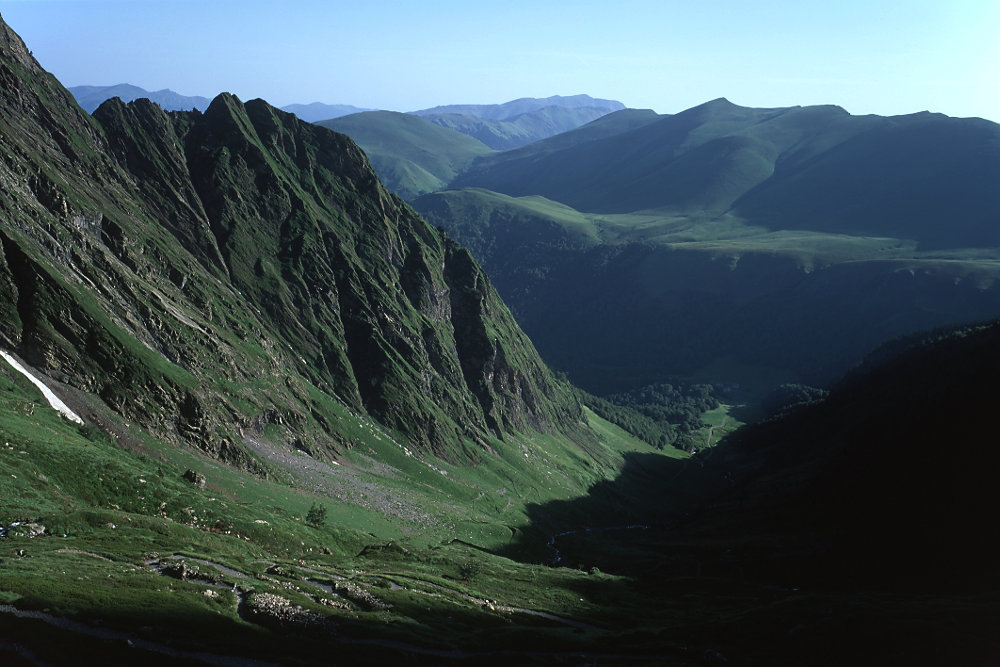Montée depuis l'Hospice de France qui est en cours de rénovation et que l'on aperçoit en bas dans la vallée.<br />Prise de vue : 21/07/09, 08h58