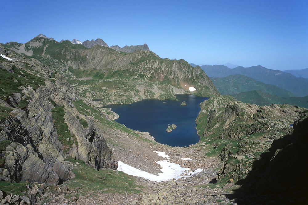 Depuis le refuge, on passe le col de la Montagnette pour apercevoir le lac et le sommet du même nom.<br />Prise de vue : 21/07/09, 10h52