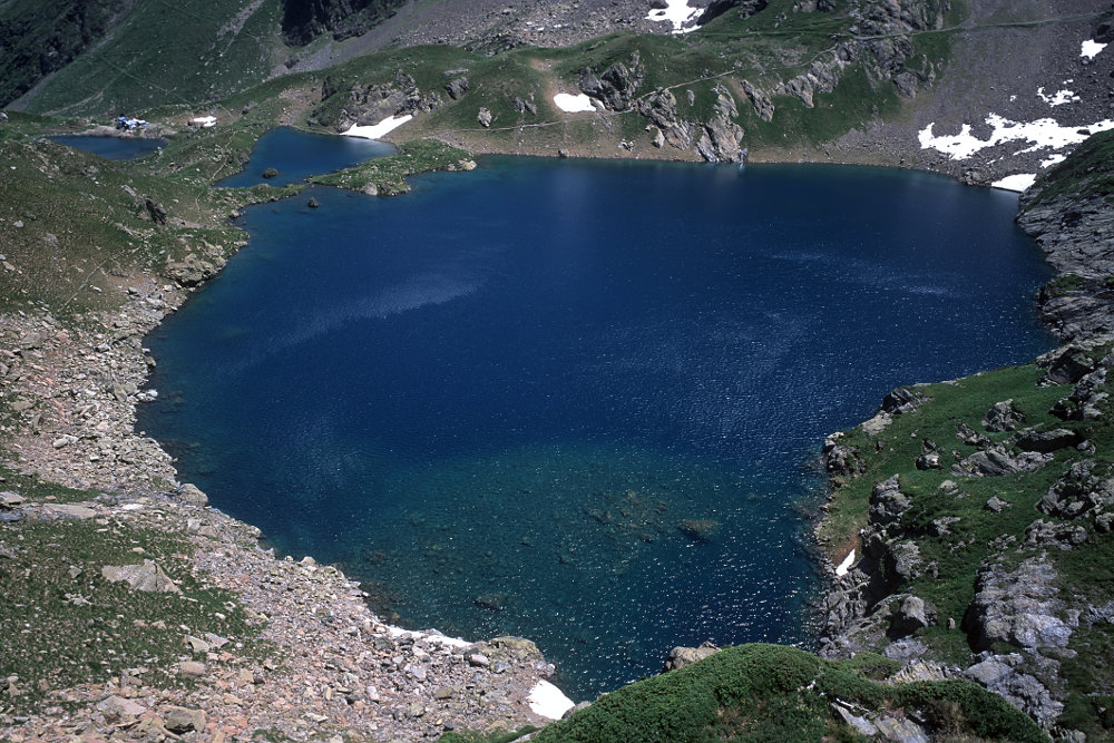 En allant au bout du surplomb, vue plongeante sur le boum Supérieur avec le refuge, en bas.<br />Prise de vue : 21/07/09, 13h43