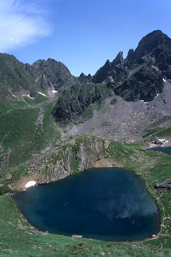 En revenant du col de la Montagnette, nous sommes restés en haut des boums pour redescendre au dessus du boum Inférieur, qui nous offre une vue sur le clot des Layrous et le pic de la Mine.<br />Prise de vue : 21/07/09, 14h29