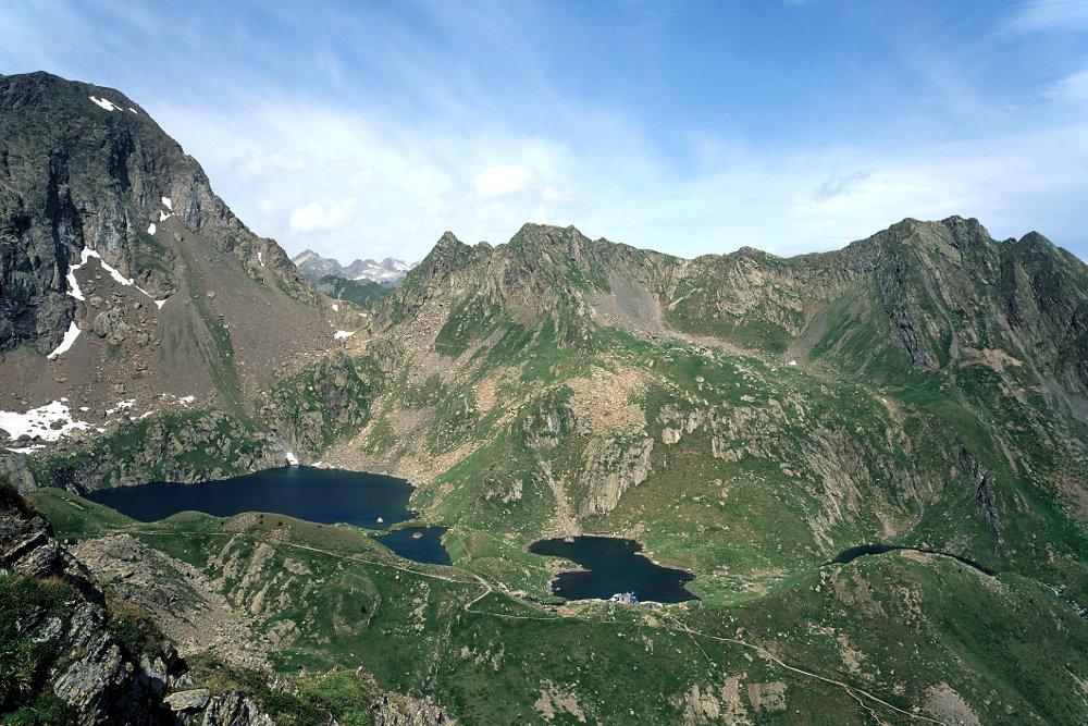 Assis sur une crête au dessus du clot des Layrous, vue sur les trois boums, le refuge et le col de la Montagnette.<br />Prise de vue : 22/07/09, 11h02