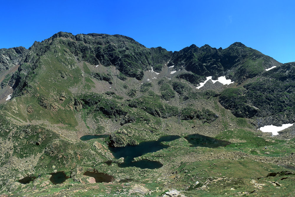 Les étangs de Petsiguer (2300 mètres), dominés par le pic de l'Aspre (2744 mètres).<br />Prise de vue : 25/07/09, 14h23