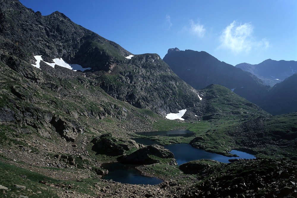 Les étangs de Petisguer en montant sur le chemin du pic de l'Aspre.<br />Prise de vue : 25/07/09, 18h16